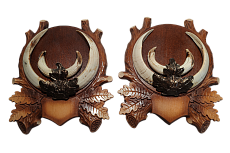 Клыки кабана на резном медальоне