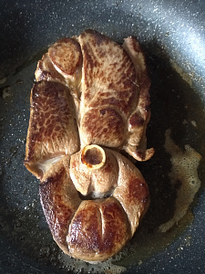 Превью Стейк из окорока северного оленя на кости 400-800 гр