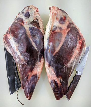 Фото Окорок тура кавказского на кости